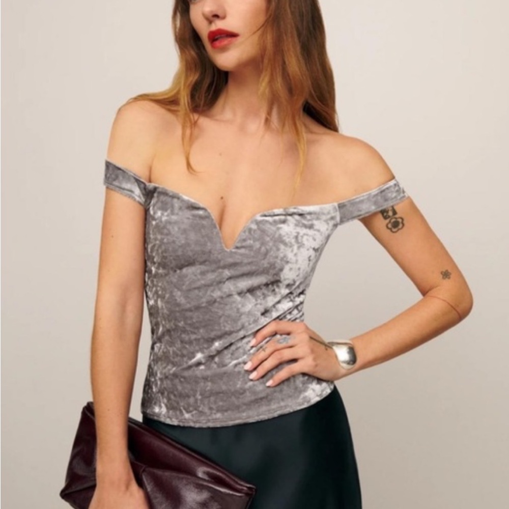 Reformation Andria Knit Off-Shoulder Velvet Top XS - in Moonlight (silver)